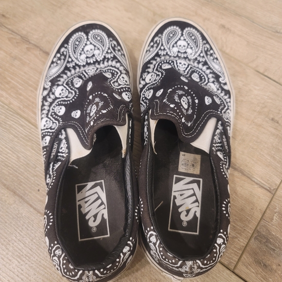 💀Vans Women's Black Skull Slip-On Shoes - Picture 2 of 4
